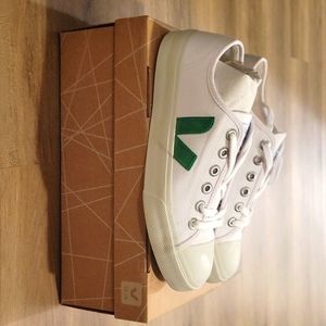 Veja Canvas White